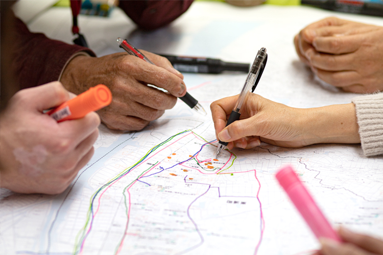 参加者が日常的に使うスポットやルートを地図上に書き出し、町の中での行動を可視化
